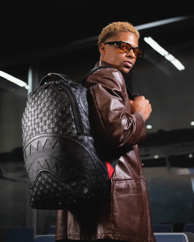Mochila con corte y cosido a mano