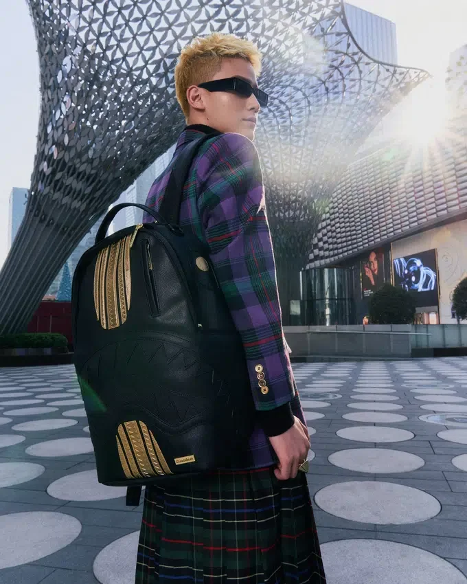 Mochila con rayas de carrera en dorado y negro