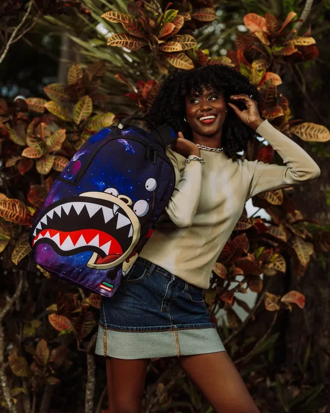 Mochila DLXR «Nibbler Eats Shark» de Futurama