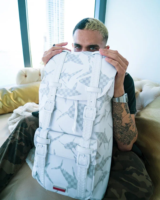MOCHILA HILLS CON ESTAMPADO DE TIBURÓN (BLANCA)