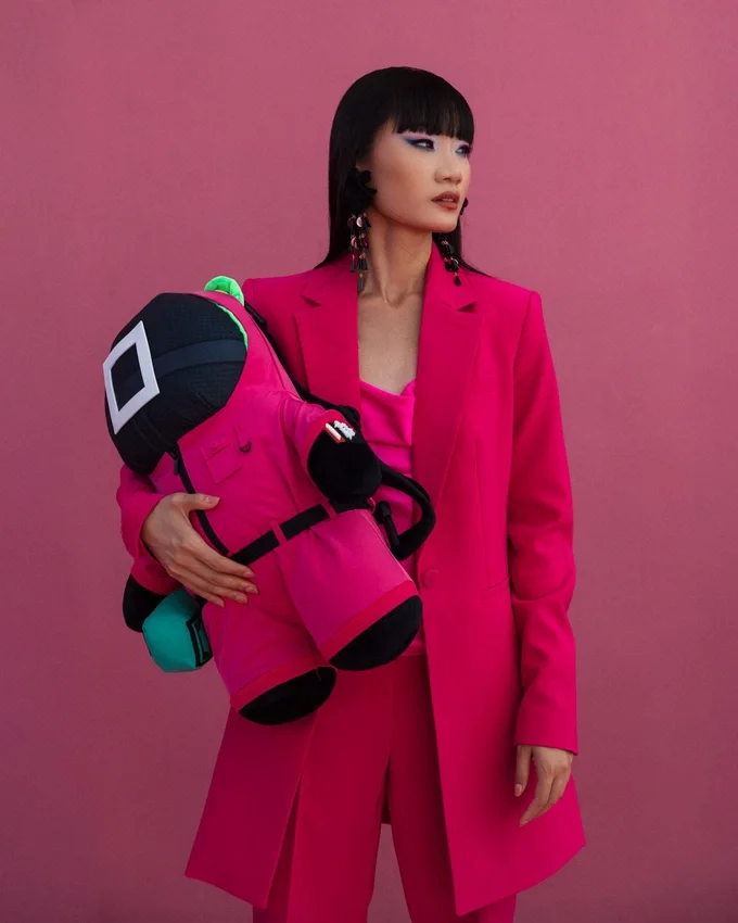 Mochila Moneybear «Soldados Rosas» de la colaboración con SQUID GAME