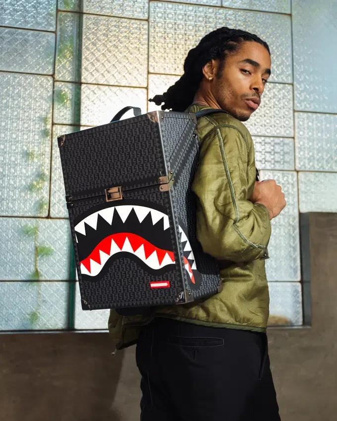 MOCHILA SPRAYGATTI REVV CHATURANGA SHARK 1900