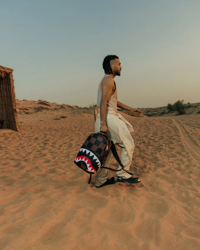 Mochila «THAT BIG CHECK SHARK»