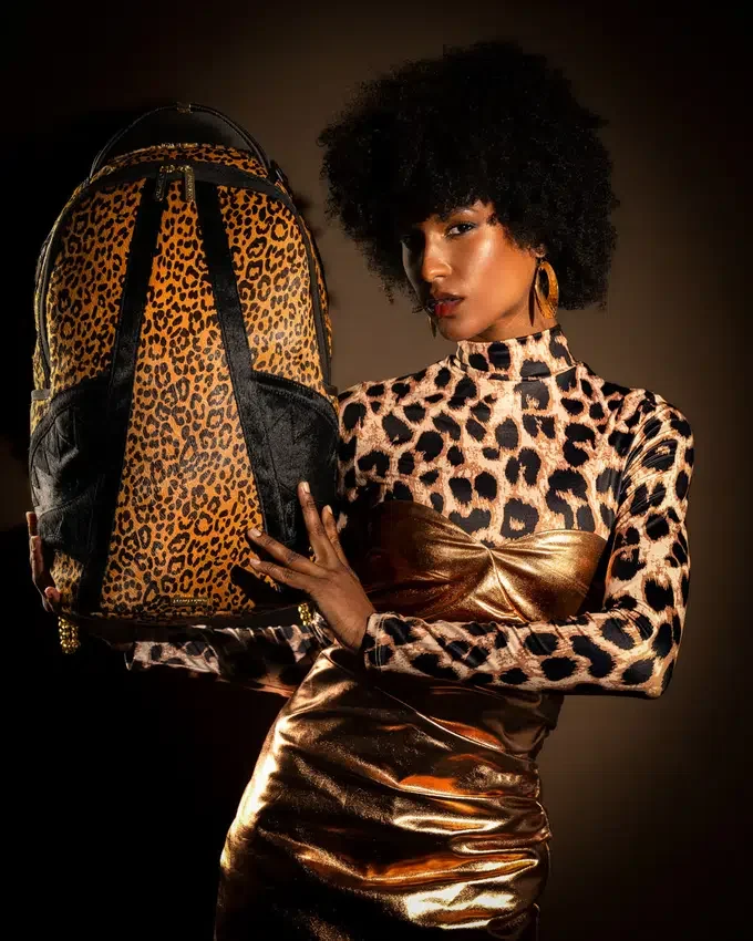 MOCHILAS AFRICAN INTELLIGENCE 9 «COURAGE LIVES ON» - COLABORACIÓN CON SANDFLOWER