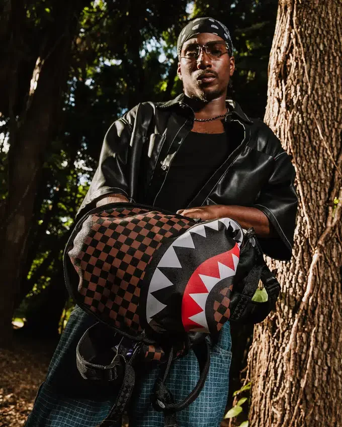 ¡¡¡NOOOO!!! UNA MOCHILA REVERSIBLE: DE TERCIOPELO MORADO A LA MOCHILA «OG SHARKS IN PARIS»