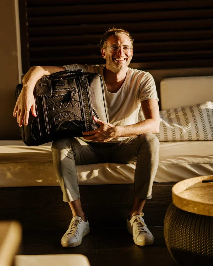 REALITY CHECK VINTAGE: EQUIPAJE DE MANO QUE SE CONVIERTE EN MOCHILA DE MOLDAJE