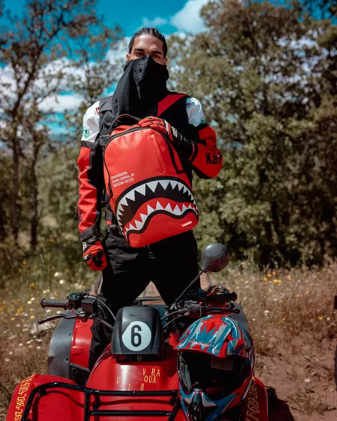 SHARK CENTRAL (ROJO) (DLXV)