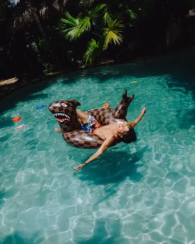 SHARK STASH – FLOTADOR PARA FIESTAS EN LA PISCINA