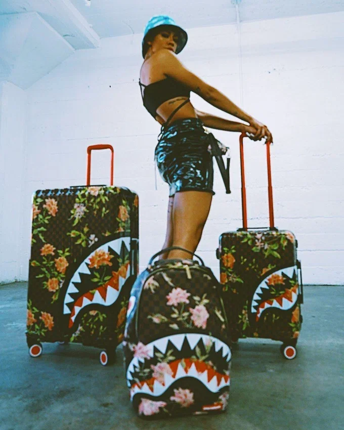 SHARKFLOWER: Equipaje de tamaño completo SHARKNAUTICS de 29,5”